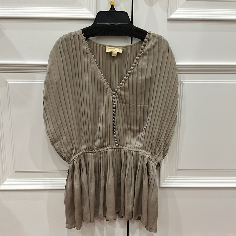 Elizabeth and James top in size M